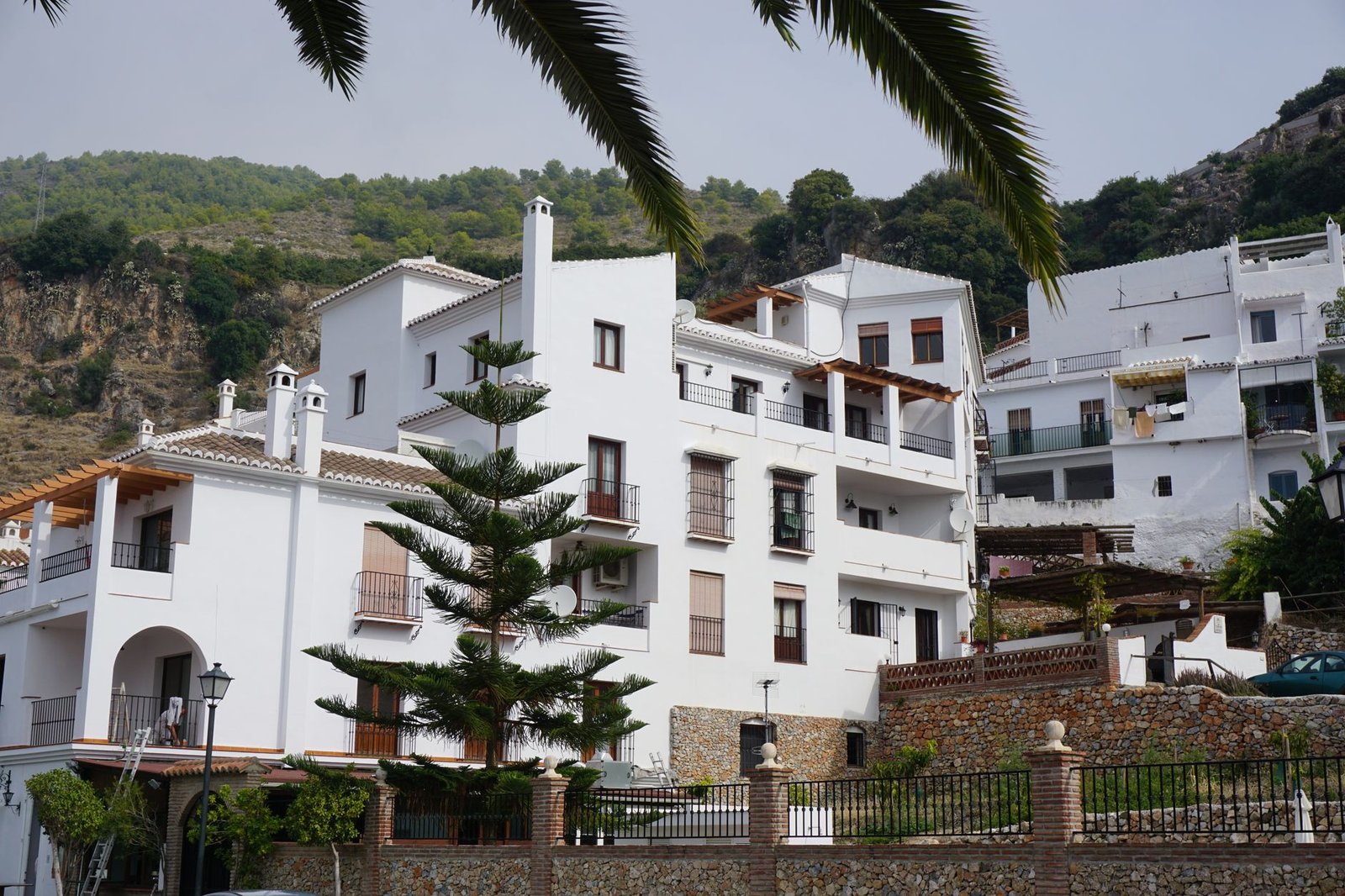 White townhouses in a scenic Spanish hillside area depicting Mediterranean architecture