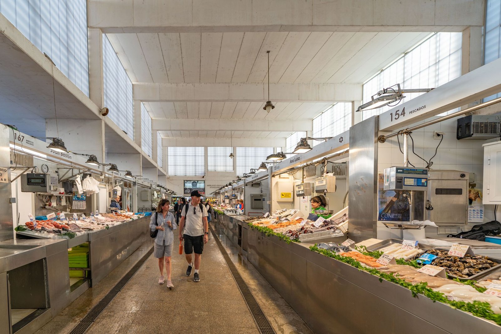 Explore the lively seafood market in Cádiz, Spain, featuring fresh produce and local shoppers