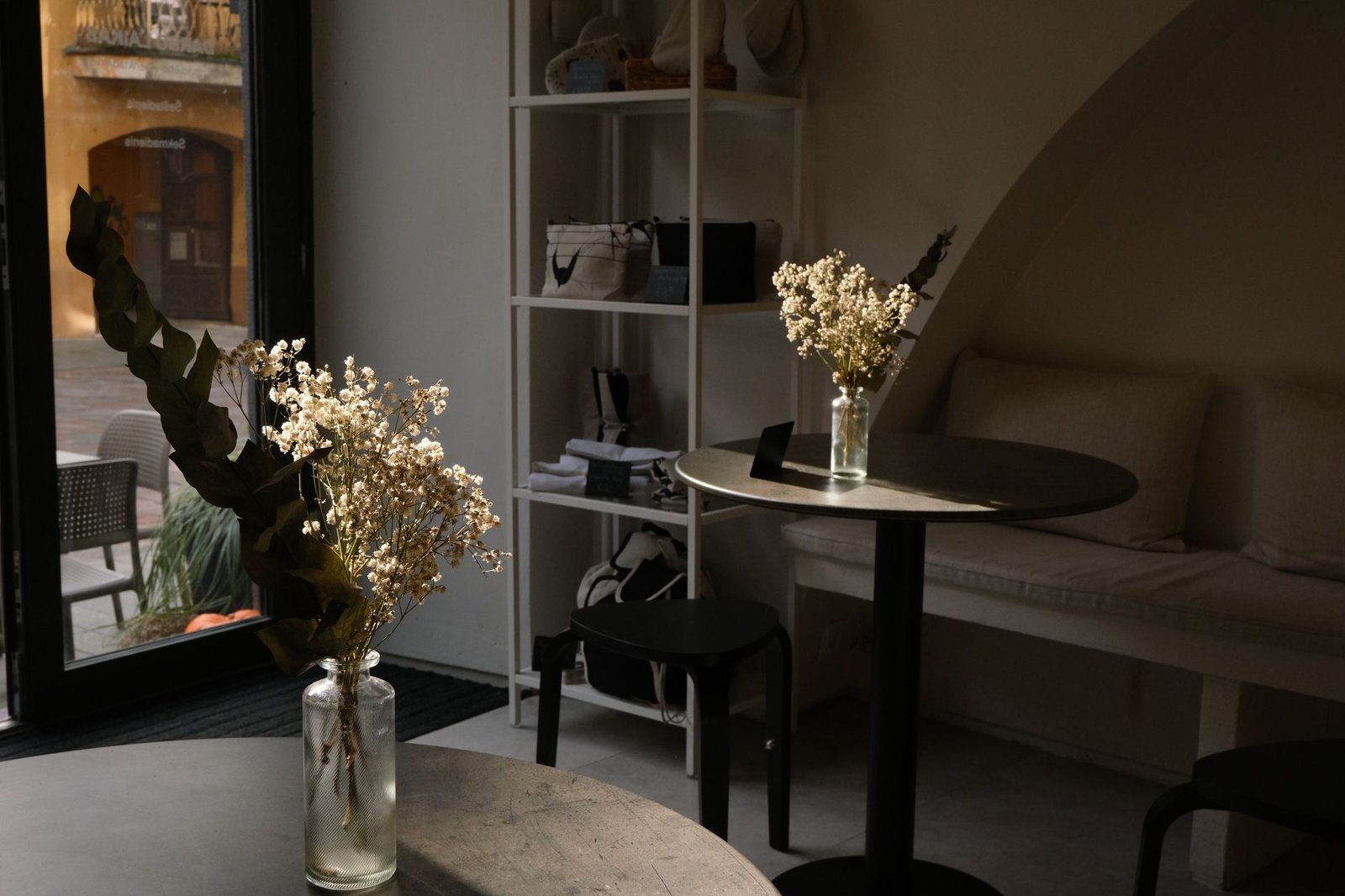 Inviting café in Kaunas with dried flowers and soft lighting creating a cozy ambiance