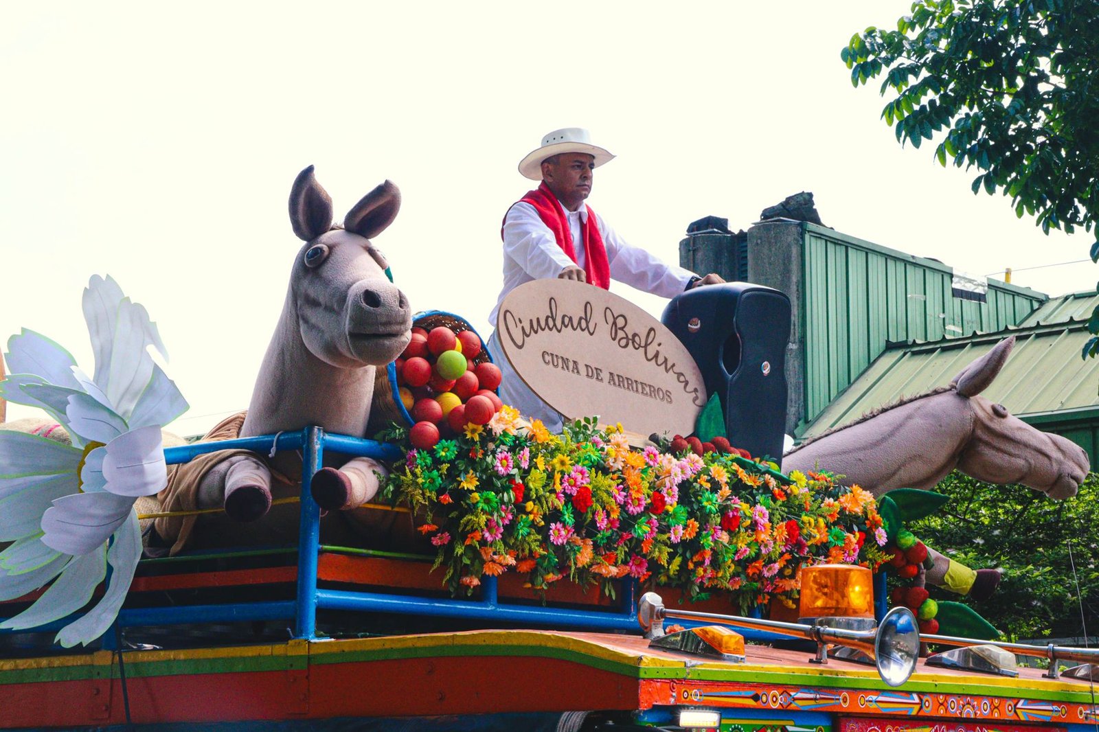 Colorful parade float with floral decorations in Medellín's Feria de Flores